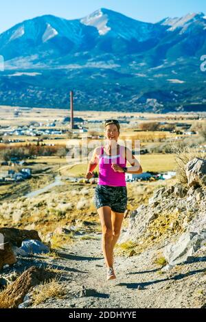 Attraktive fit Frau mittleren Alters läuft auf Bergwegen; Salida; Colorado; USA Stockfoto