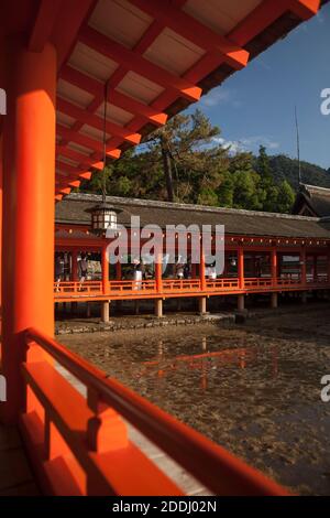 Vertikale Seitenansicht eines Details von Itsukushima- jinja Shinto Schrein Komplex bei Ebbe, Miyajima, Itsukushima Insel, Japan Stockfoto