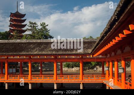 Horizontale Ansicht eines Teils des Itsukushima-jinja Shinto-Schreinkomplexes mit dem fünfstöckigen Pagoden-buddhistischen Tempel im Hintergrund, Miyajima, Japan Stockfoto