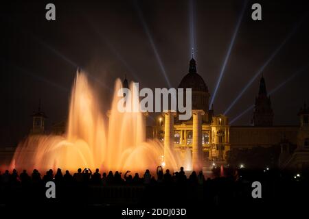 Berühmte Montjuic Magic Fountains in Barcelona mit schönem leichten Wasser Anzeigen Stockfoto