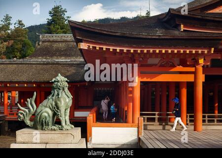 Horizontale Ansicht einer Bronzestatue eines japanischen Komainu oder Schutzlöwenhundes am Eingang des Itsukushima-jinja Shinto-Schreines, Miyajima, Japan Stockfoto