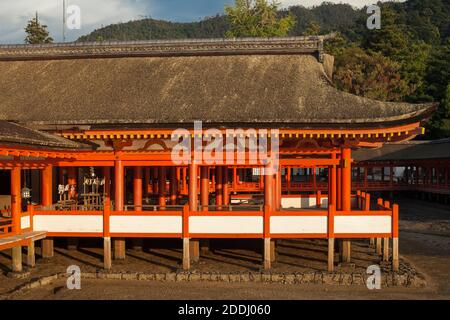 Horizontale Ansicht eines Teils des Itsukushima-jinja Shinto-Schreinkomplexes bei Ebbe, Miyajima, Itsukushima Island, Japan Stockfoto