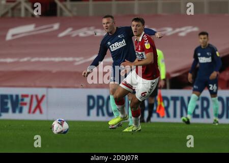 MIDDLESBROUGH, ENGLAND. 25. NOVEMBER: Wayne Rooney von Derby County in Aktion mit Dael Fry von Middlesbrough während des Sky Bet Championship-Spiels zwischen Middlesbrough und Derby County im Riverside Stadium, Middlesbrough am Mittwoch, den 25. November 2020. (Kredit: Mark Fletcher, Mi News) Kredit: MI Nachrichten & Sport /Alamy Live Nachrichten Stockfoto