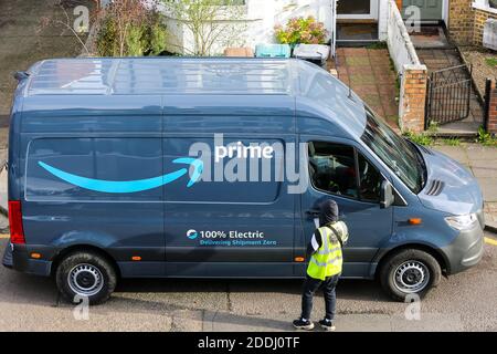 London, Großbritannien. November 2020. Ein Amazon Prime Lieferwagen ist in London zu sehen. Kredit: Dinendra Haria/SOPA Images/ZUMA Wire/Alamy Live Nachrichten Stockfoto