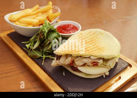 Pute Panini Sandwich serviert mit Salat und Pommes Frites Stockfoto