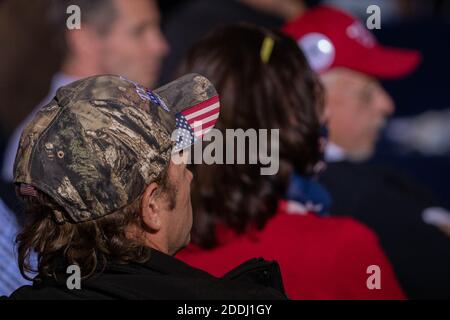 Gettysbugh, Usa. November 2020. Ein Teilnehmer hört Rudy Guliani, Präsident Trumps persönlicher Anwalt, zu, als er am Mittwoch, den 25. November 2020, in Gettysburg, Pennsylvania, bei einer Anhörung des Staates Pennsylvania zu Wahlfragen Bemerkungen vorbringt. Foto von Kevin Cedeno/UPI Kredit: UPI/Alamy Live Nachrichten Stockfoto