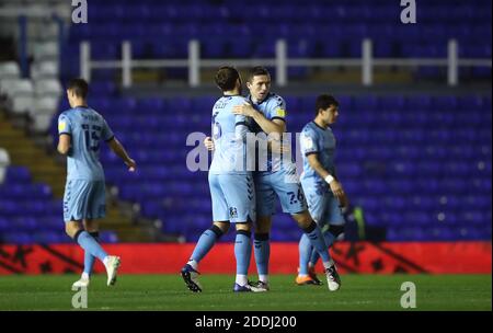 Liam Kelly von Coventry City (links) und Jordan Shipley umarmen sich vor dem Sky Bet Championship-Spiel im St. Andrews Trillion Trophy Stadium, Birmingham. Stockfoto