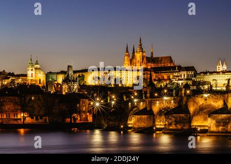 Postkarte Ansicht der Nacht Prag Panorama, Hauptstadt der Tschechischen republik.Amazing europäischen Stadtbild.Prager Burg, Karlsbrücke, Moldau Stockfoto