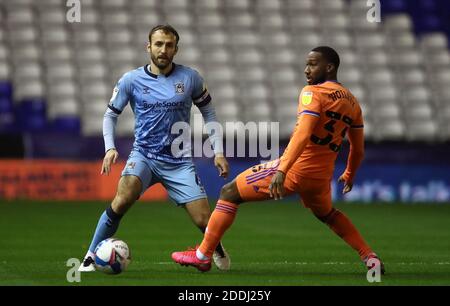 Liam Kelly von Coventry City (links) und Junior Hoilett von Cardiff City in Aktion während des Sky Bet Championship-Spiels im St Andrews Trillion Trophy Stadium, Birmingham. Stockfoto