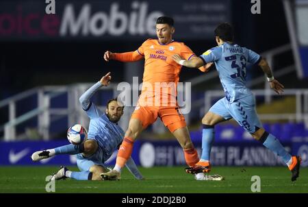 Liam Kelly (links) von Coventry City stellt sich beim Sky Bet Championship-Spiel im St. Andrews Trillion Trophy Stadium, Birmingham, gegen Kieffer Moore von Cardiff City. Stockfoto