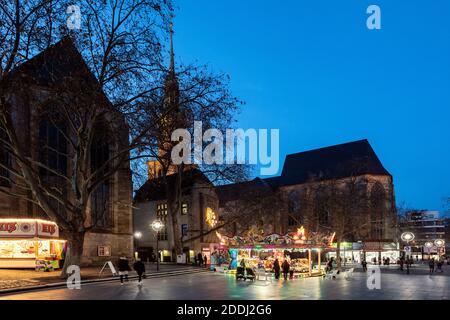 Maskenanforderung rund um die Rheinoldikirche, Weihnachtsmarkt abgesagt, daher nur wenige Marktstände und Weihnachtslichter Stockfoto