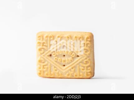 Nahaufnahme eines Cremegebäcktes auf weißem Hintergrund. Stockfoto