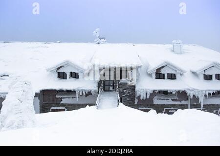 Winterpanorama Landschaft mit Haus unter Schnee.wunderbare Winter Hintergrund Schnee und Frost.malerische und wunderschöne Winterszene.erstaunlich frostigen Wea Stockfoto