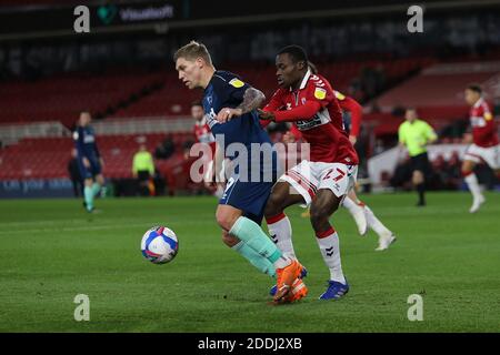 MIDDLESBROUGH, ENGLAND. 25. NOVEMBER Marc Bola von Middlesbrough kämpft mit Martyn Waghorn von Derby County während des Sky Bet Championship-Spiels zwischen Middlesbrough und Derby County im Riverside Stadium, Middlesbrough am Mittwoch, 25. November 2020. (Kredit: Mark Fletcher, Mi News) Kredit: MI Nachrichten & Sport /Alamy Live Nachrichten Stockfoto