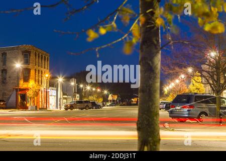 Historische Gebäude am Courthouse Square in der Abenddämmerung in der Innenstadt von Goderich, Huron County, Ontario, Kanada. Stockfoto
