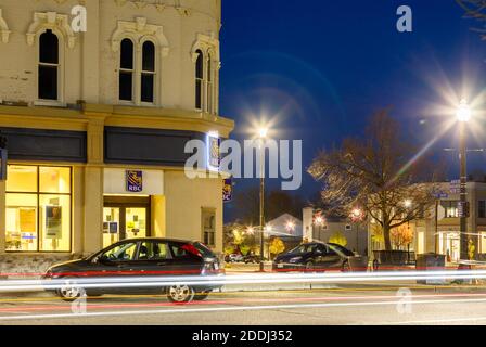 Historische Gebäude am Courthouse Square in der Abenddämmerung in der Innenstadt von Goderich, Huron County, Ontario, Kanada. Stockfoto
