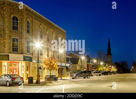 Historische Gebäude am Courthouse Square in der Abenddämmerung in der Innenstadt von Goderich, Huron County, Ontario, Kanada. Stockfoto