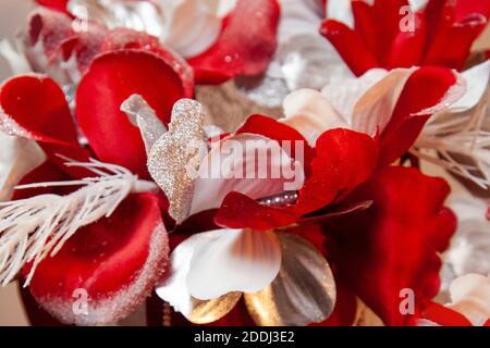 Ein weihnachtliches Blumenarrangement dient als festliche Feiertagsstruktur Stockfoto