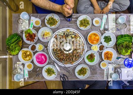 Eine koreanische Mahlzeit mit Beilagen namens Banchan in einem Restaurant in Gangwon, Südkorea Stockfoto