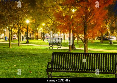 Farbenfrohe Herbstfärbung im Courthouse Park auf dem Courthouse Square in der Abenddämmerung in Downtown Goderich, Huron County, Ontario, Kanada. Stockfoto