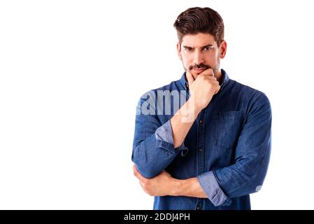 Nahaufnahme eines denkenden Mannes, der auf einem isolierten weißen Hintergrund steht. Speicherplatz kopieren. Stockfoto