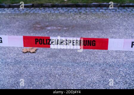 Nahaufnahme einer rot-weißen deutschen Polizei Band Stockfoto