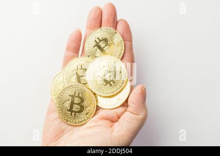 Nahaufnahme einer Hand mit Bitcoins Stockfoto