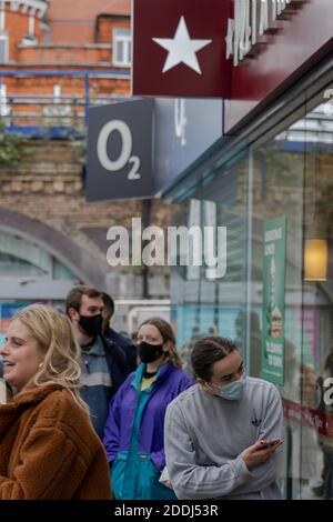 Leute, die vor dem Pret A Manger Coffee Shop anstehen, während der zweiten britischen Covid-19-Sperre am 21. November 2020 in Brixton, England. Stockfoto