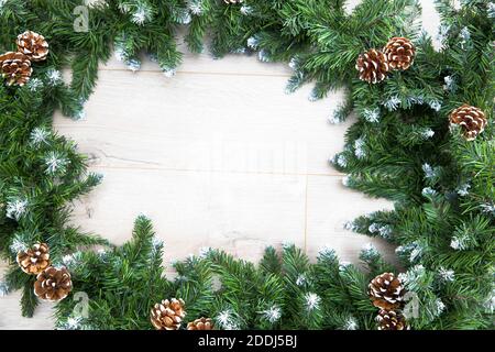 Weihnachtsbaum Girlande umrahmt den Raum für die Inschrift auf einer hölzernen Kulisse. Speicherplatz kopieren Stockfoto