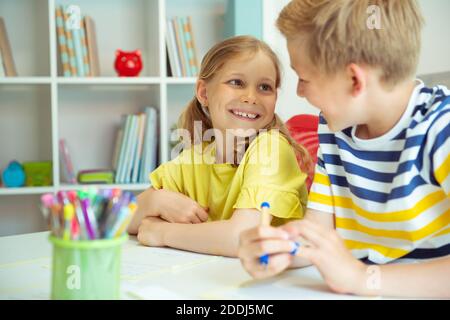 Cute Schulkinder sind kam zurück in die Schule und Lernen in der Tabelle im Klassenzimmer Stockfoto