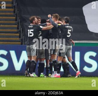 Liberty Stadium, Swansea, Glamorgan, Großbritannien. November 2020. English Football League Championship Football, Swansea City gegen Sheffield Mittwoch; Adam Reach von Sheffield Mittwoch feiert mit Teamkollegen nach erzielte seine Seiten erstes Tor macht es 0-1 in der 27. Minute Credit: Action Plus Sports/Alamy Live News Stockfoto