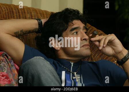 **DATEI FOTO** Diego Maradona ist nach Herzinfarkt verstorben. Der ehemalige argentinische Fußballer Diego Armando Maradona während seines Aufenthalts in Havanna, Kuba 2005, während er durch seine Drogenabhängigkeit entgiftet. Naradona verstarb am Mittwoch, den 25. November 2020, im Alter von 60 Jahren nach einem Atemstillstand. Maradona gilt als einer der besten Fußballer in der Geschichte des Fußballs. Quelle: Jorge Rey/MediaPunch Stockfoto