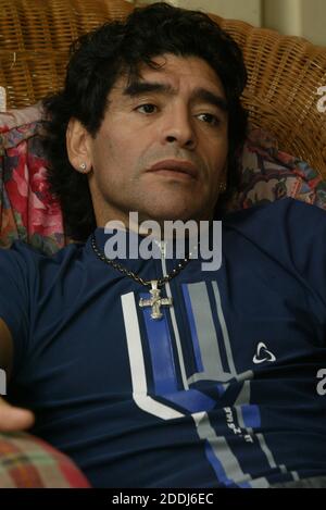 **DATEI FOTO** Diego Maradona ist nach Herzinfarkt verstorben. Der ehemalige argentinische Fußballer Diego Armando Maradona während seines Aufenthalts in Havanna, Kuba 2005, während er durch seine Drogenabhängigkeit entgiftet. Naradona verstarb am Mittwoch, den 25. November 2020, im Alter von 60 Jahren nach einem Atemstillstand. Maradona gilt als einer der besten Fußballer in der Geschichte des Fußballs. Quelle: Jorge Rey/MediaPunch Stockfoto