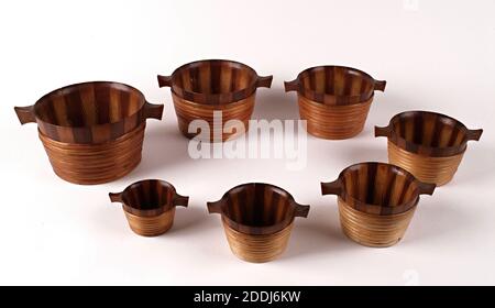 Bicker, Nest of Cups, 1750-1900, Made in Scotland, Dies ist ein sehr seltenes Nest von Bicker, das im 18. Jahrhundert in Schottland hergestellt wurde. Bicker waren traditionelle schottische Trinkgefäße und wie in diesem Nest gezeigt, wurden sie in verschiedenen Größen hergestellt.Es wurde gesagt, dass ein erfahrener Handwerker in der Lage war, einen Bicker nur mit einem Messer zu machen. Es wurde aus alternativen Bergahorn- und Erlenstangen hergestellt, die mit einer Reihe von kleinen federartigen Kerben zusammenpassten. Das ganze Gefäß wurde dann mit Weidenbändern an Ort und Stelle gehalten, die sorgfältig zusammengeschnürt wurden. Eine getrocknete Erbse wurde in eine falsche Basis eingesetzt Stockfoto