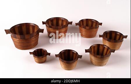 Bicker, Nest of Cups, 1750-1900, Made in Scotland, Dies ist ein sehr seltenes Nest von Bicker, das im 18. Jahrhundert in Schottland hergestellt wurde. Bicker waren traditionelle schottische Trinkgefäße und wie in diesem Nest gezeigt, wurden sie in verschiedenen Größen hergestellt.Es wurde gesagt, dass ein erfahrener Handwerker in der Lage war, einen Bicker nur mit einem Messer zu machen. Es wurde aus alternativen Bergahorn- und Erlenstangen hergestellt, die mit einer Reihe von kleinen federartigen Kerben zusammenpassten. Das ganze Gefäß wurde dann mit Weidenbändern an Ort und Stelle gehalten, die sorgfältig zusammengeschnürt wurden. Eine getrocknete Erbse wurde in eine falsche Basis eingesetzt Stockfoto