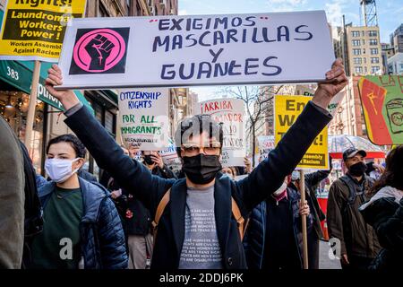 New York City, USA. November 2020. Anlässlich des Internationalen Tages zur Beseitigung der Gewalt gegen Frauen, 25. November 2020, konfrontierte eine Gruppe von sieben Waschmaschinen-Arbeitern in New York City ihren Arbeitgeber bei Wash Supply in Manhattan und behauptete, dass sie das Arbeitsrecht und die Arbeitsrechte missachten. Diese Frauen wurden als unentbehrliche Arbeiter bezeichnet und ihre Arbeit ermöglicht es den Menschen auf Manhattans Upper West Side, ihre Kleidung reinigen zu lassen. Quelle: SIPA USA/Alamy Live News Stockfoto