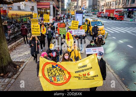 New York City, USA. November 2020. Anlässlich des Internationalen Tages zur Beseitigung der Gewalt gegen Frauen, 25. November 2020, konfrontierte eine Gruppe von sieben Waschmaschinen-Arbeitern in New York City ihren Arbeitgeber bei Wash Supply in Manhattan und behauptete, dass sie das Arbeitsrecht und die Arbeitsrechte missachten. Diese Frauen wurden als unentbehrliche Arbeiter bezeichnet und ihre Arbeit ermöglicht es den Menschen auf Manhattans Upper West Side, ihre Kleidung reinigen zu lassen. Quelle: SIPA USA/Alamy Live News Stockfoto