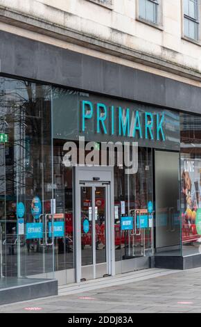 der haupteingang des primark-Stores liegt in der southampton High Street über der Bar. Stockfoto