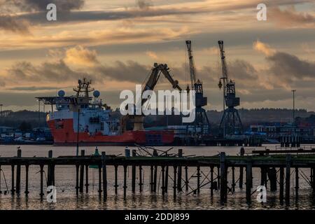 Ein Ozean gehen Rig Versorgungsschiff oder Windpark Versorgungsschiff neben der Marchwood Militärbasis und Hafen im Hafen von southampton, großbritannien. Stockfoto