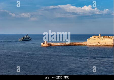 Militärschiff aus dem Hafen von Valletta, Malta. Mittelmeer. Stockfoto