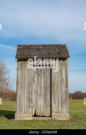 Altes, verlassenes Nebengebäude in der Nähe eines verlassenen Schulhauses mit einem Raum. Ländliche Illinois, USA. Stockfoto