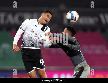 Ben Cabango von Swansea City (links) und Elias Kachunga von Sheffield am Mittwoch kämpfen während des Sky Bet Championship-Spiels im Liberty Stadium in Swansea um den Ball. Stockfoto