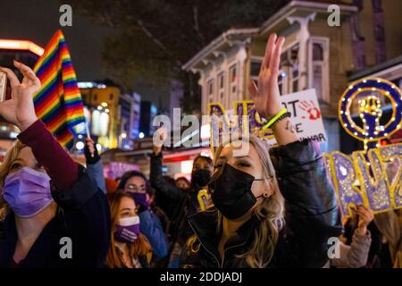 Demonstranten, die Gesichtsmasken tragen, als Vorsichtsmaßnahme gegen die Verbreitung von Covid 19, rufen während der Demonstration Parolen. Die von einer Frauengruppe am 25. November einberufene Frauenplattform organisierte eine Demonstration anlässlich des Internationalen Tages zur Beseitigung von Gewalt gegen Frauen, um gegen den jüngsten Anstieg solcher Vorfälle im Land zu protestieren. Stockfoto