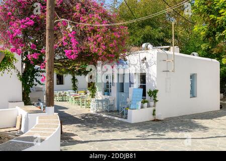 Folegandros, Griechenland - 23. September 2020: Café-Bar im Zentrum von Chora, der Hauptstadt der Insel Folegandros Stockfoto