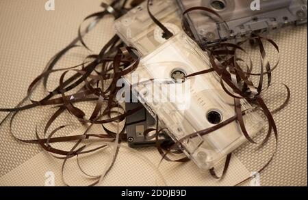 Alte Audiokassettenbänder mit vereinzelten und verworrenen Bändern Stockfoto