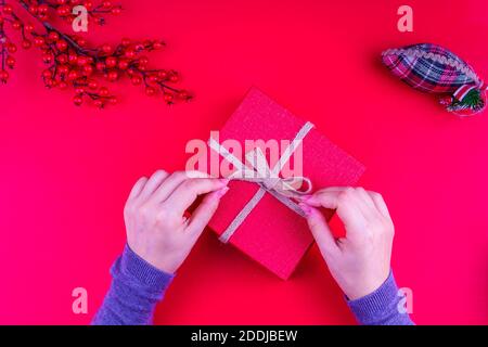 Mädchen Eröffnung rote weihnachten Geschenkbox in rot Neujahr Konzept Stockfoto