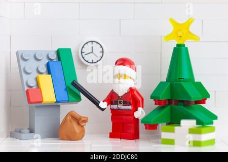 Tambov, Russische Föderation - 2. November 2020 Lego minifigur Santa Claus weist auf das Wachstum des Unternehmens auf einem Chart. Stockfoto