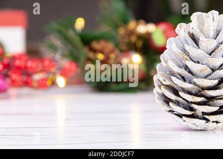 Nahaufnahme eines weißen Kegels im weihnachtskonzept, Weihnachtskartenbeispiel Stockfoto