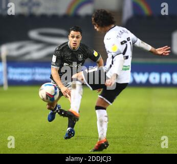 Liberty Stadium, Swansea, Glamorgan, Großbritannien. November 2020. English Football League Championship Football, Swansea City gegen Sheffield Mittwoch; Joey Pelupessy von Sheffield Mittwoch Gebühren nach unten die Freigabe Credit: Action Plus Sports/Alamy Live News Stockfoto