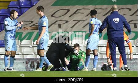 Coventry City Torwart Marko Marosi erhält Behandlung nach Abholung einer Verletzung während der Sky Bet Championship Spiel in St Andrews Trillion Trophy Stadium, Birmingham. Stockfoto